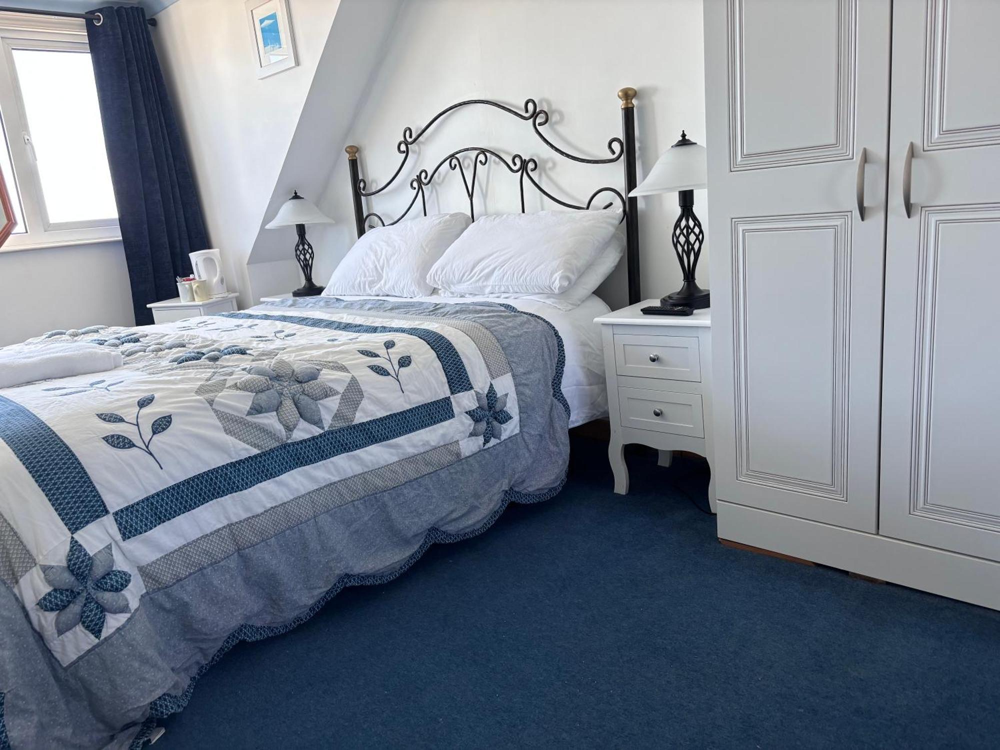 Bonjour Guest House Braye Exterior photo