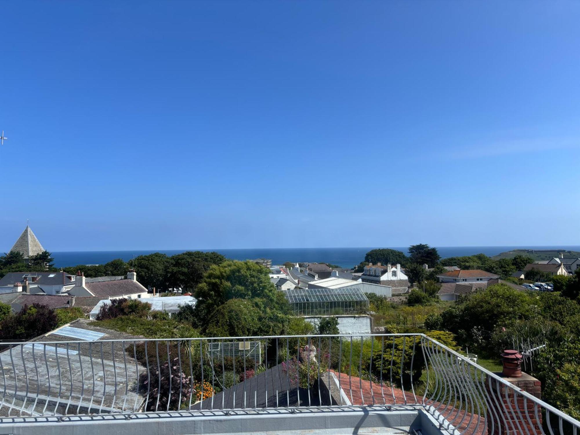 Bonjour Guest House Braye Exterior photo